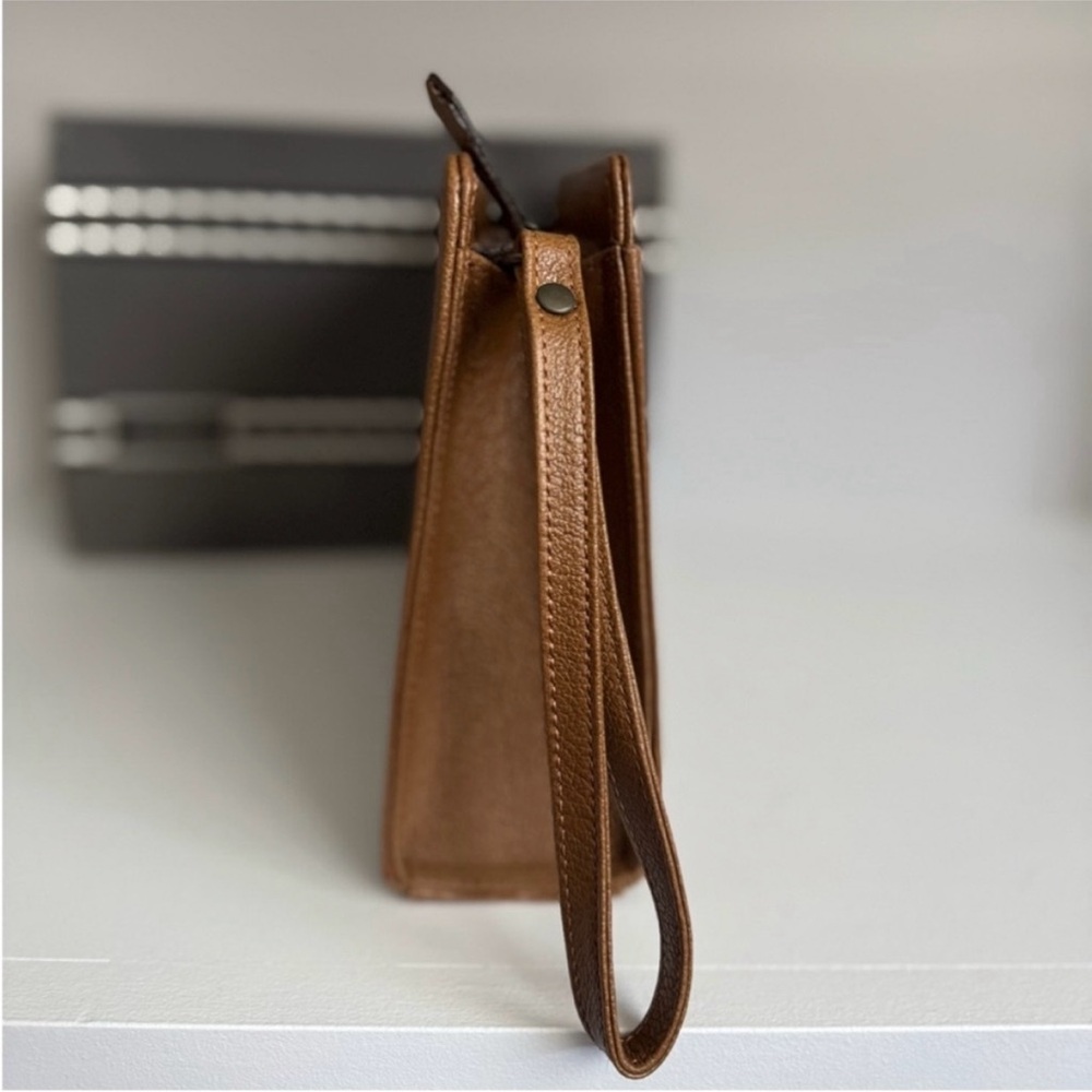 ❌SOLD❌GIANNI VERSACE Deadstock Vintage Warm
Brown Leather Zip Clutch Wristlet - Picture 4 of 11